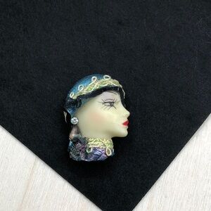 Vintage flapper lady woman in hat resin brooch.